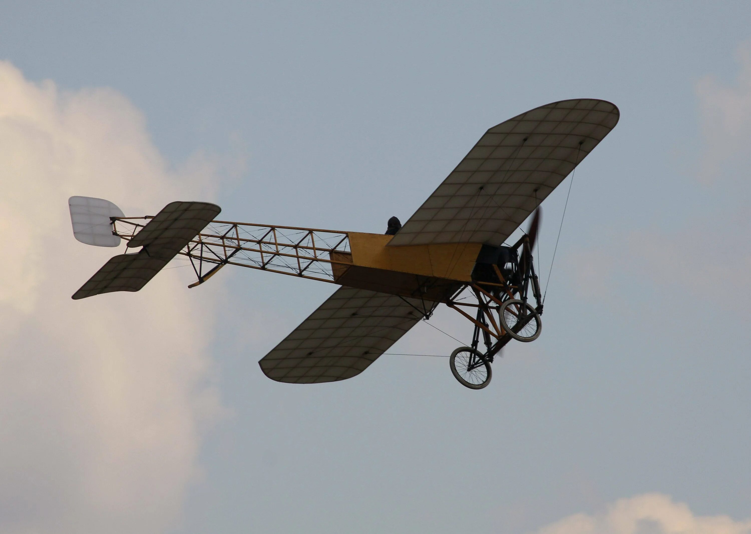 дроны в лесу. необычные летательные аппараты. мускулолёт воздушное судно. квадрокоптер самолет беспилотник. ультралайт биплан.