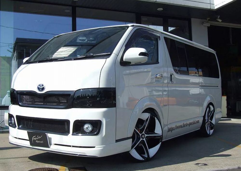 Toyota hiace 200 tuning. Тойота хайс 2018. Hiace 200 tuning. Тойота хайс тюнинг. Тюнингованный тойота хайс.