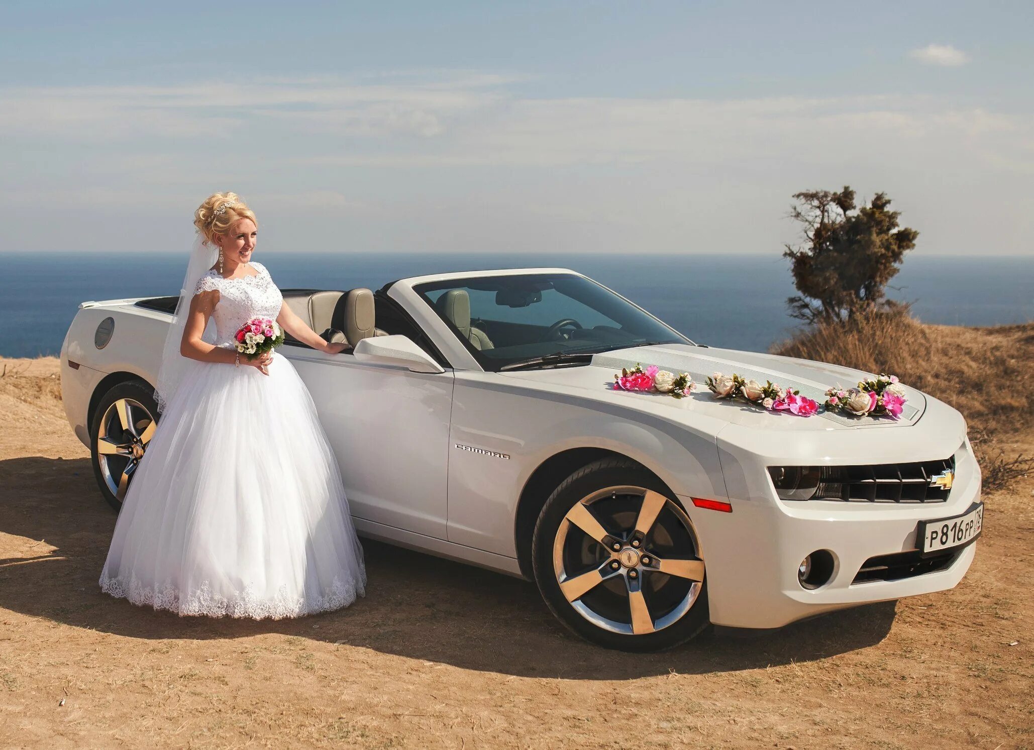 Машина будет свадьба. Свадебная Шевроле Камаро. Свадебная машина. Шикарная Свадебная машина. Машина на свадьбу для невесты.