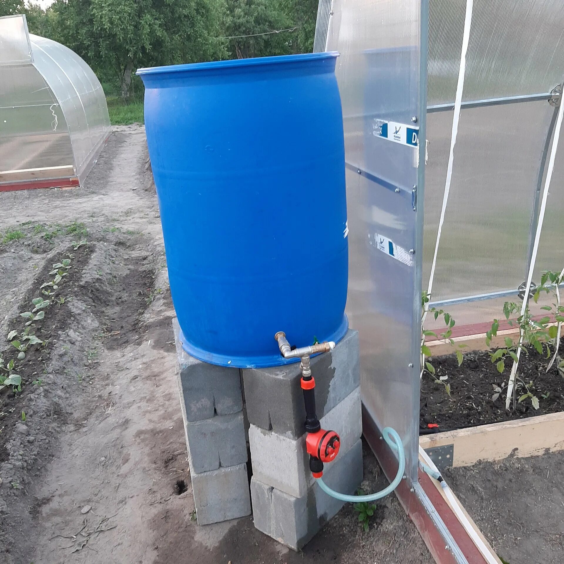 постамент для бочки для полива. дождевая бочка rain barrel. бочка под полив. подставка для бочки 200 л для капельного полива. стойка для поливочной бочки.