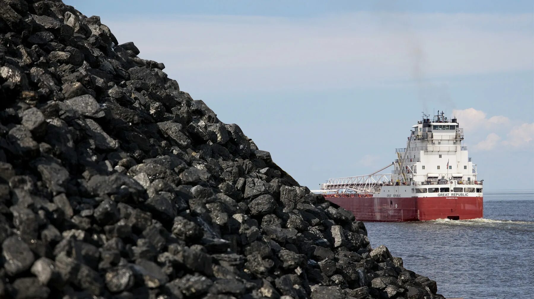 Груженные рудой. Угольный морской порт Шахтерск. Угольный корабль. Погрузка угля на судно. Поставки угля.