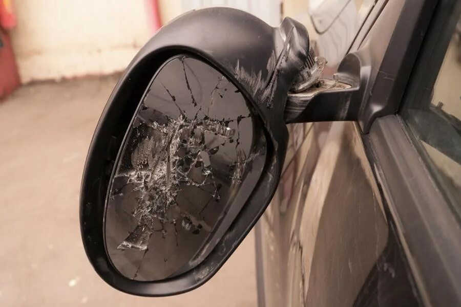 Зеркало боковое 2023. Сломанное зеркало на машине. Разбитое зеркало авто. Разбитое боковое зеркало автомобиля.