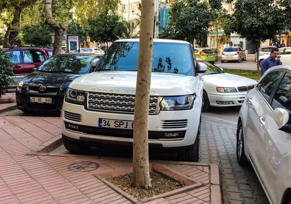 Номера турков. Турецкие автомобили. Машины в Турции. Автомобильные номера Турции. Турецкие номера машин.
