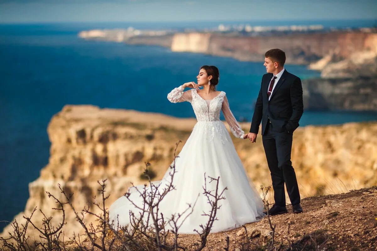 Креативная свадебная прогулка. Фотограф алексей латыш севастополь. Свадьба зимой. Ноябрьские свадебные фотосессии. Фотографы ноября.