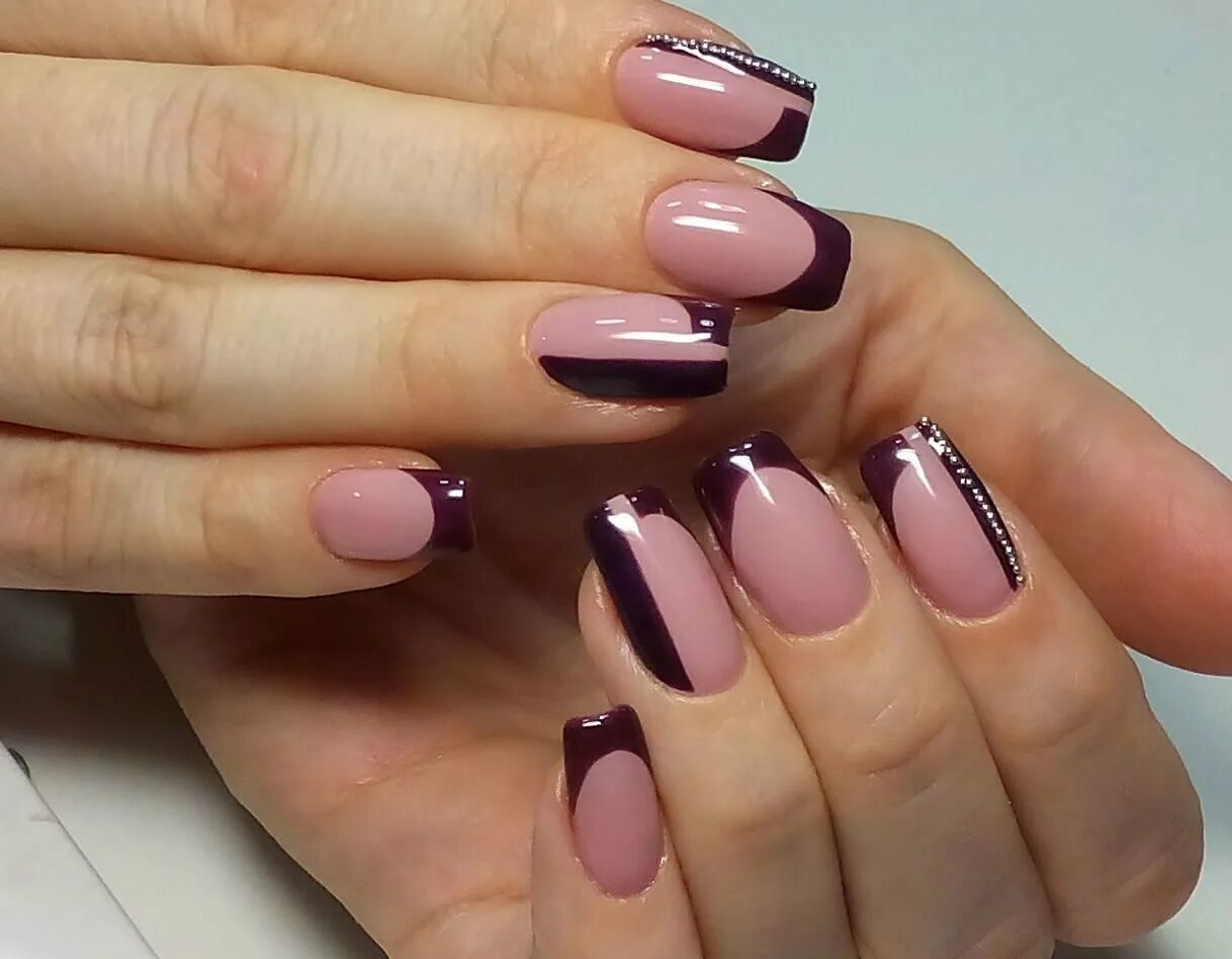 темный маникюр. ногти квадратные 2. нюдовый френч маникюр 2022. ногти френч. маникюр на квадратные ногти.