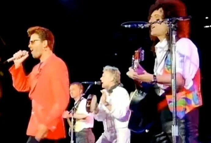 George michael fastlove. Концерт памяти фредди меркьюри 1992. George michael somebody to love. Freddie mercury 1977. Queen george.