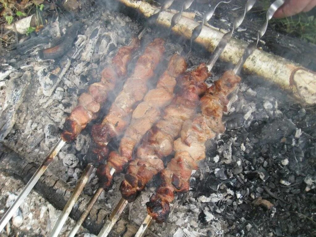 Можно в городе жарить шашлык. Шашлык на костре. Зимний шашлык. Жареный шашлык. Шашлык без мангала на природе.