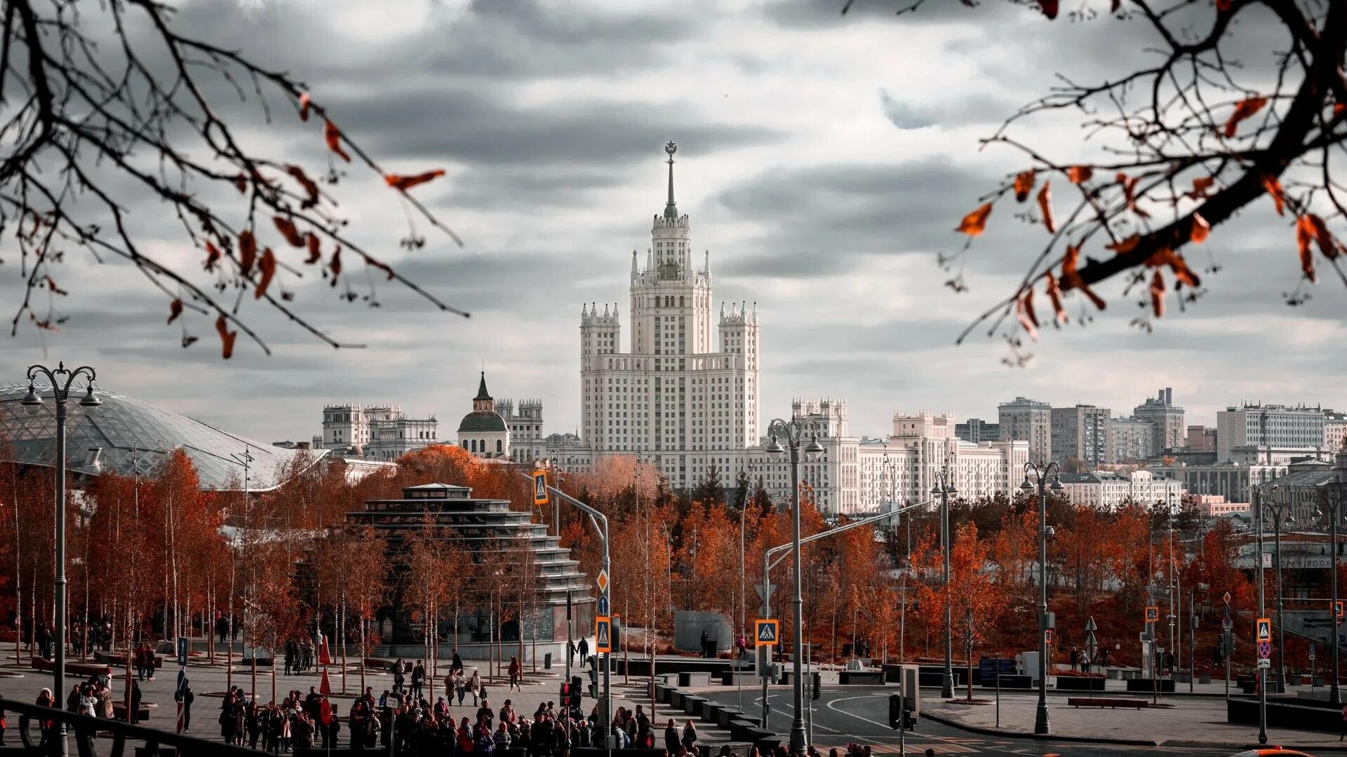 Нью Дели высотки. Москва высотка на Котельнической набережной. Осень в городе. Осень в Москве. 10 октября улица москва