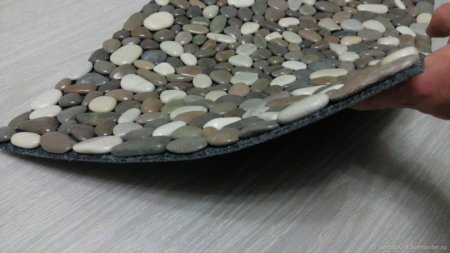 клеить ковер. настил ковролина. клеить ковер. ковролин. клеить ковер.