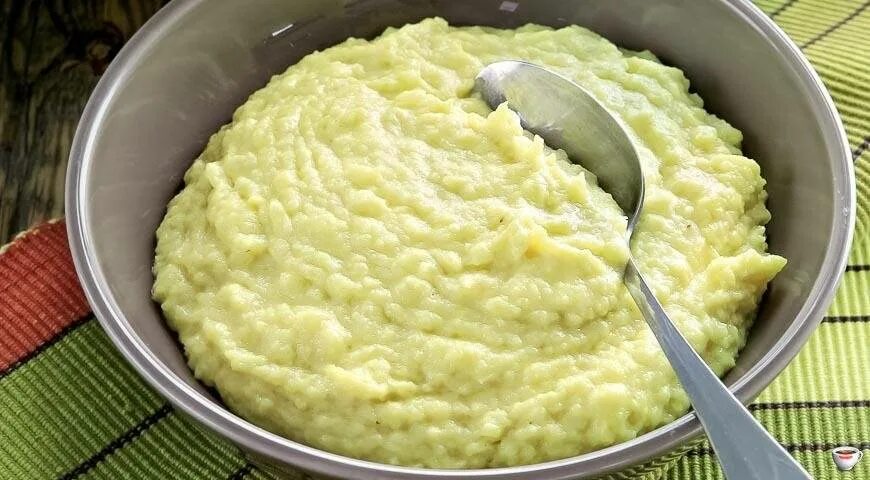 Как приготовить сырный пюре. Пюре с сыром. картофельное пюре с сыром. картофельное пюре с пармезаном. цветное картофельное пюре.