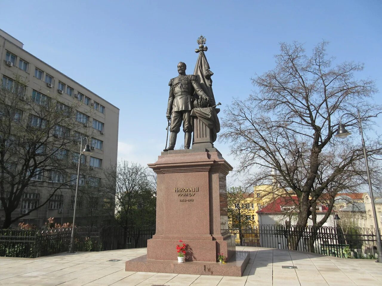 Сербия памятники. Памятник Николаю 2 в Белграде. Памятник Николаю II (Белград). Памятник Николаю в Белграде.