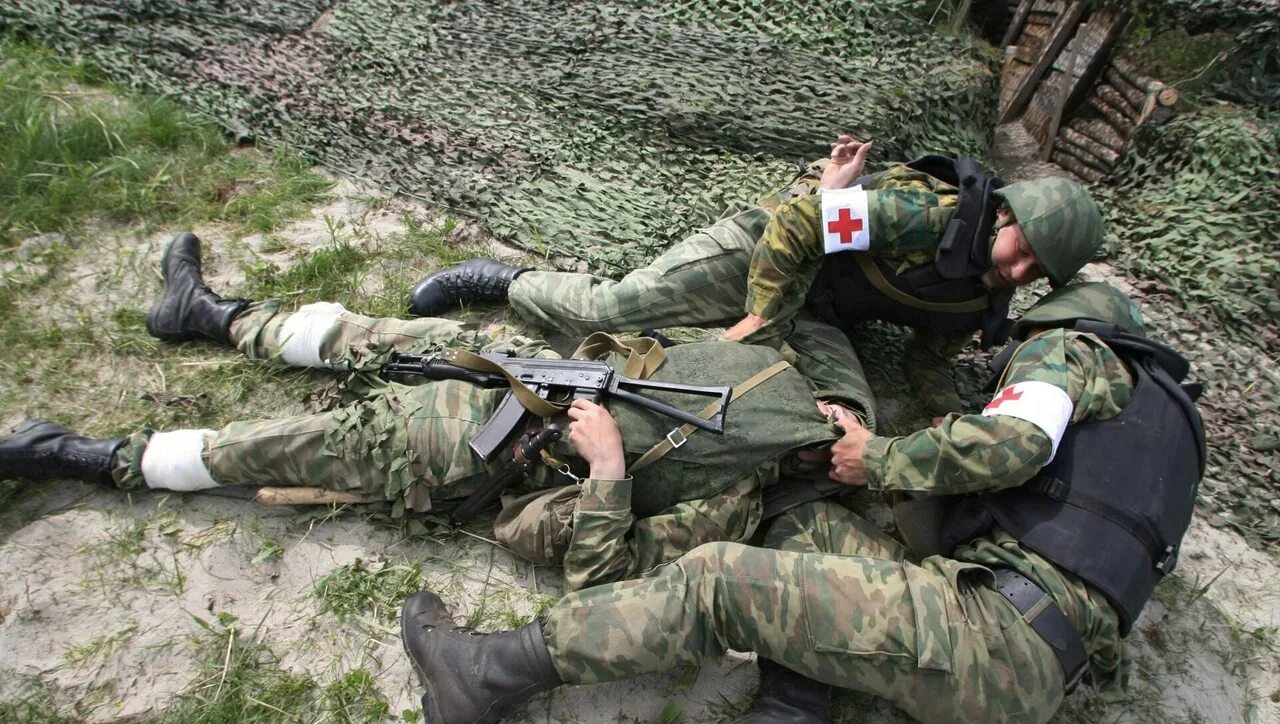 Раненый боец н или. Российские военные медики. Военно медицинские войска.