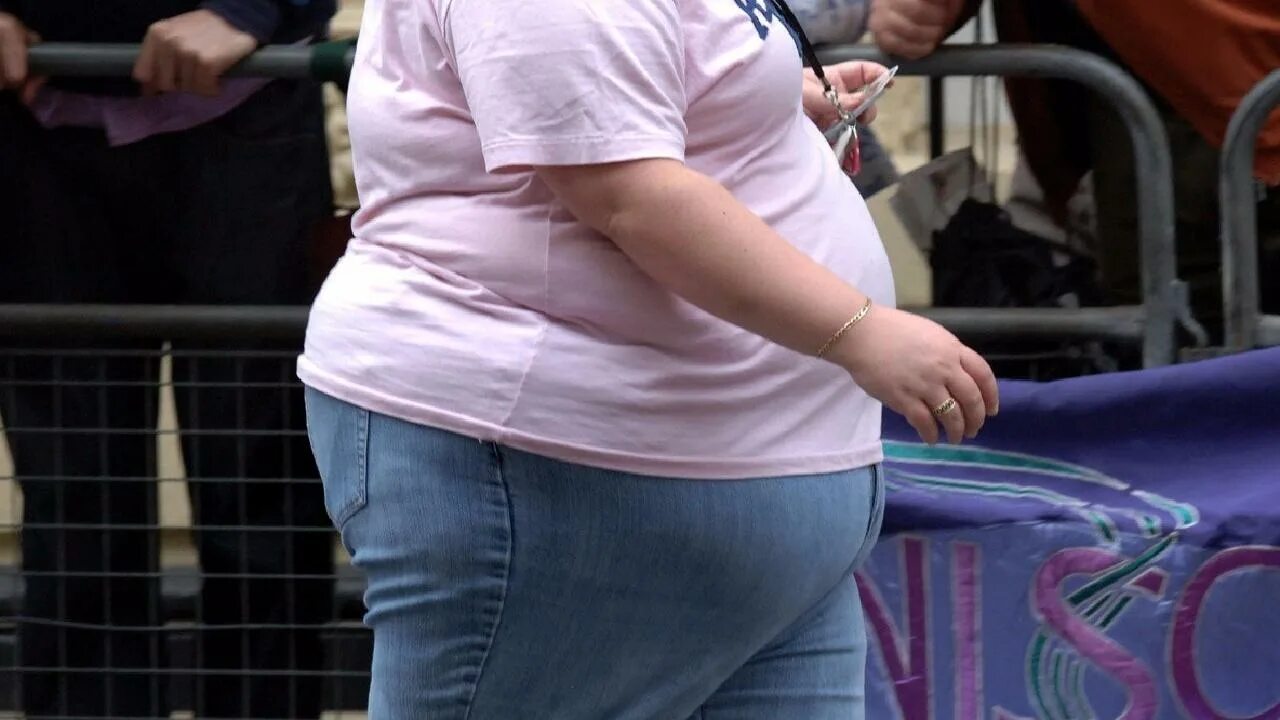 Толстуха села. Женщина с избыточным весом. Толстая на шпагате. Толстуха села. Толстуха села.