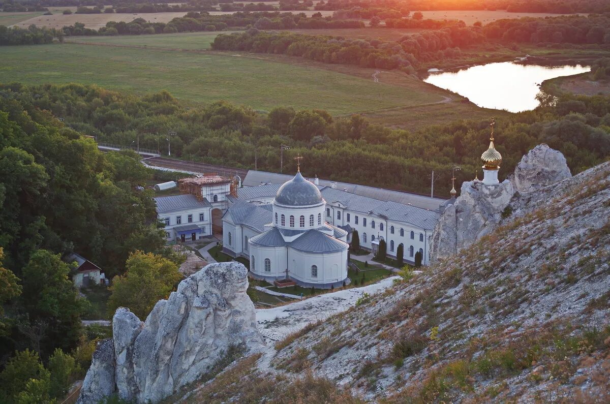 Свято-Успенский Дивногорский монастырь. Дивногорский Успенский монастырь. Успенский Дивногорский пещерный монастырь. Дивногорский мужской монастырь Воронежская область. Мужской монастырь воронежская область