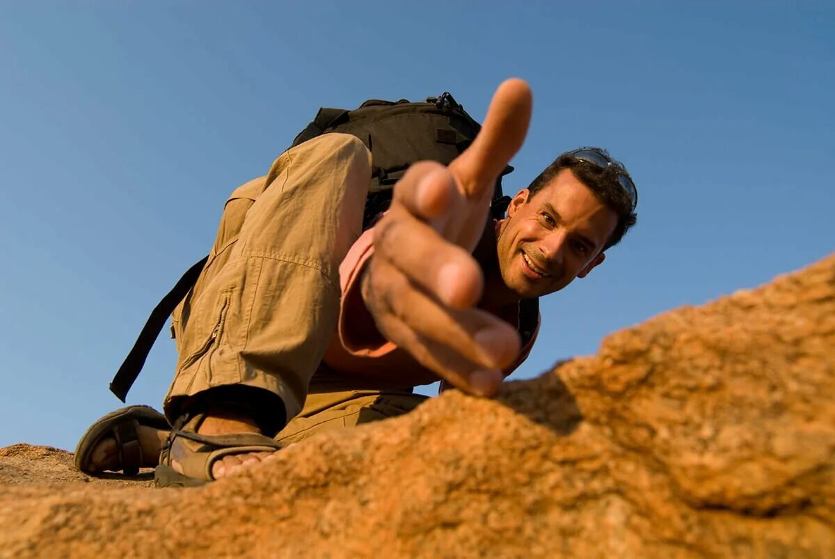 человек помогает другому. люди помогают друг другу. люди помогают друг другу. человек на вершине. человек способствует.