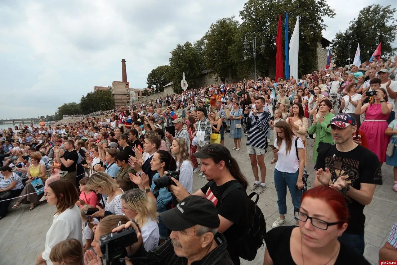 День псковского флага. День города Псков 2022. Набережные России. Псков набережная. День города Псков 2022 фото.