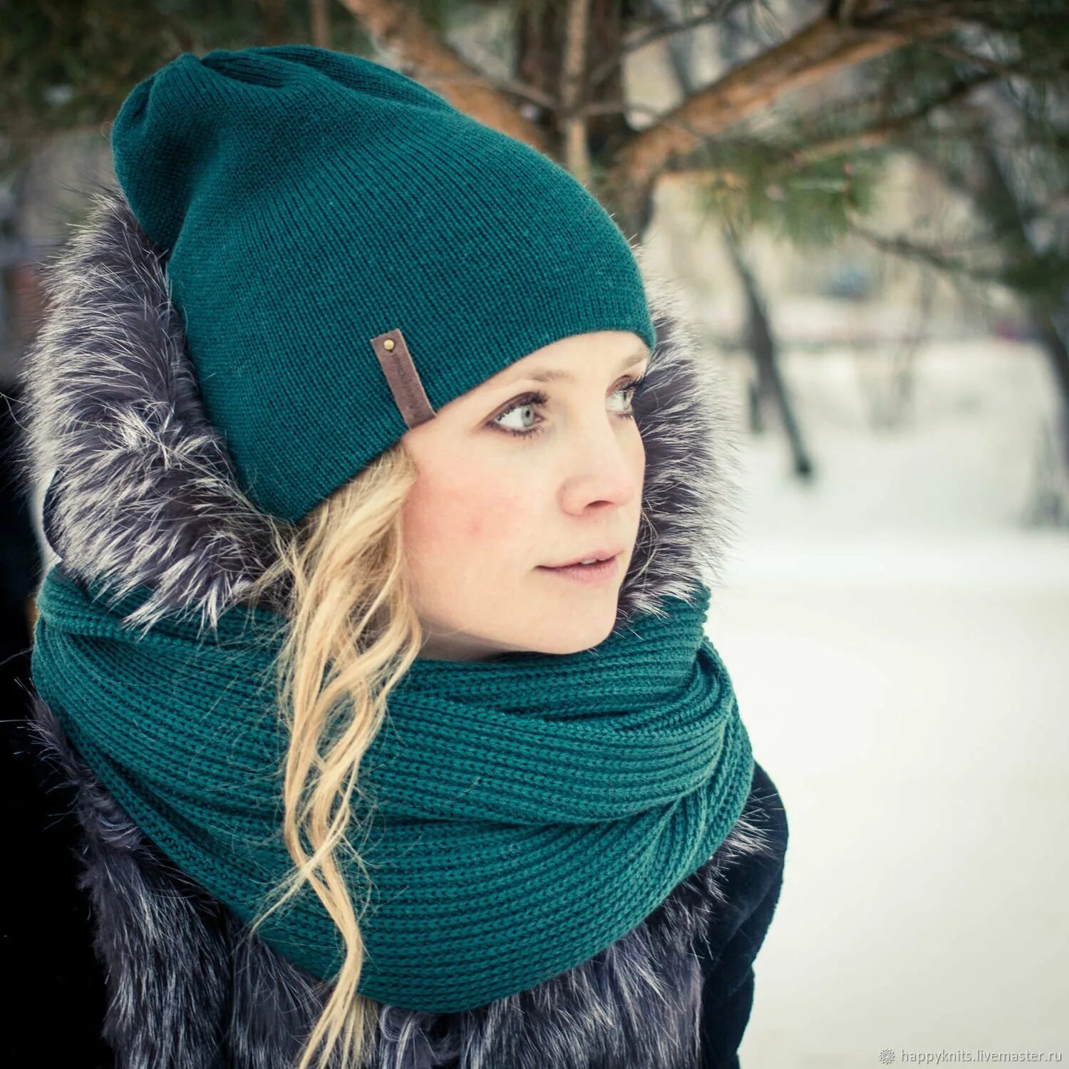 Шарф и шапка к красному пальто. Образы с паркой. Шапка со снудом. Шапка под зеленую куртку. Шапка к зеленой куртке женщине.
