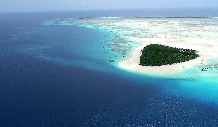 Страна состоящая из островов. Атолл коралловый остров. Zanzibar Барьерный риф. Остров Занзибар. Танзания остров или архипелаг.