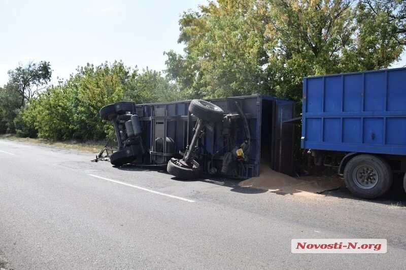 Камаз евро 3 с прицепом перевернулся. Перевернулся прицеп. Камаз перевернул прицеп. Полуприцеп перевернулся на легковую машину 15. 01.