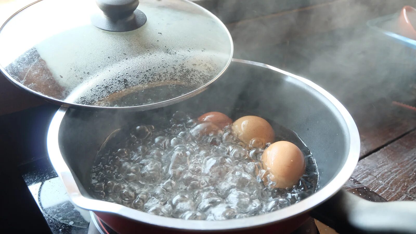 Сварятся ли яйца. Яйца кипят. Яйца в кастрюле. Яйца в кипящей воде. Яйца варятся.