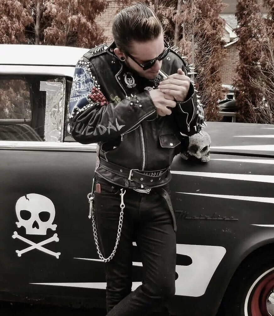 Рокер автомобиля. Рокабилли панк. рокабилли эстетика. рокер в косухе. рокерский образ мужской.