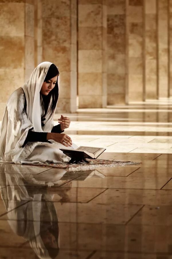 Молитва мусульманских женщин. Мусульманка молится. Девушка молится. Мусульманин молится. Молящаяся девушка мусульманка.