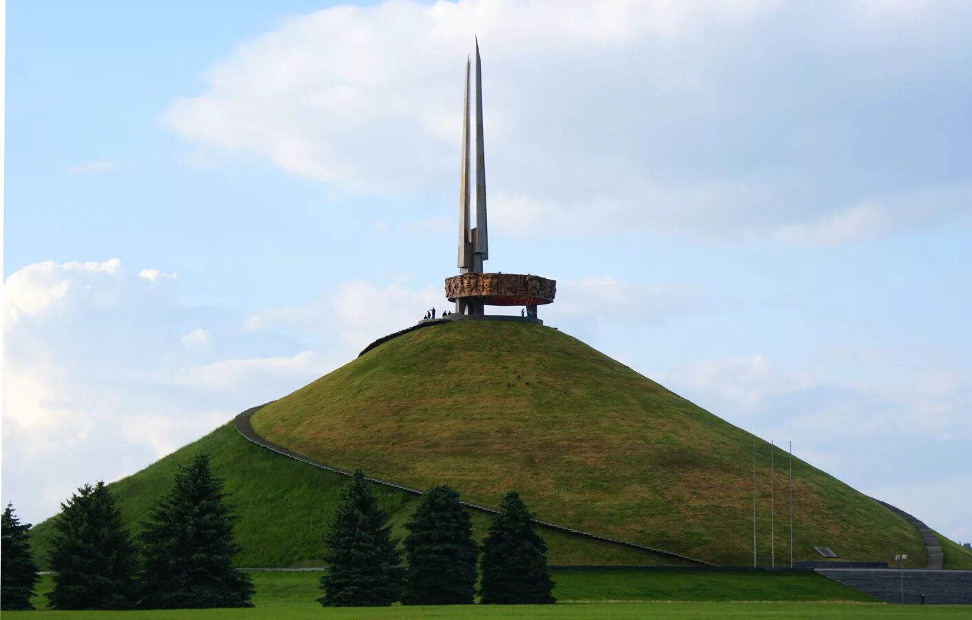 Минский курган. Мемориальный комплекс Курган славы. Мемориальный комплекс "Курган славы" Беларуси сверху. Мемориальные комплекс Курган славы Беларусь. Памятник Курган славы в Минске.