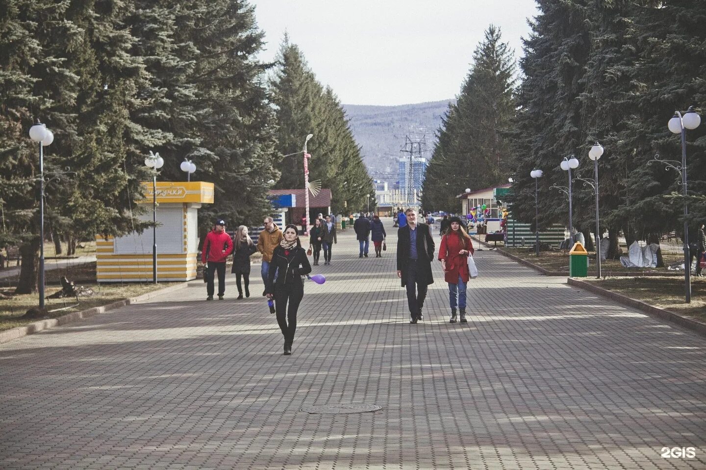 Красноярск центральный парк набережная. Центральный парк красноярск. Парк горького красноярск. Парк горького красноярск аттракционы. Колесо обозрения парк горького красноярск.