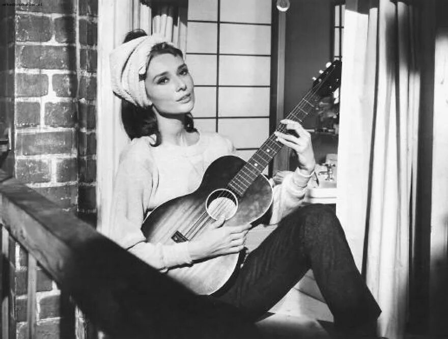 Одри Хепберн завтрак у Тиффани. Одри Хепберн Moon River. Одри Хепберн завтрак у Тиффани кадры.