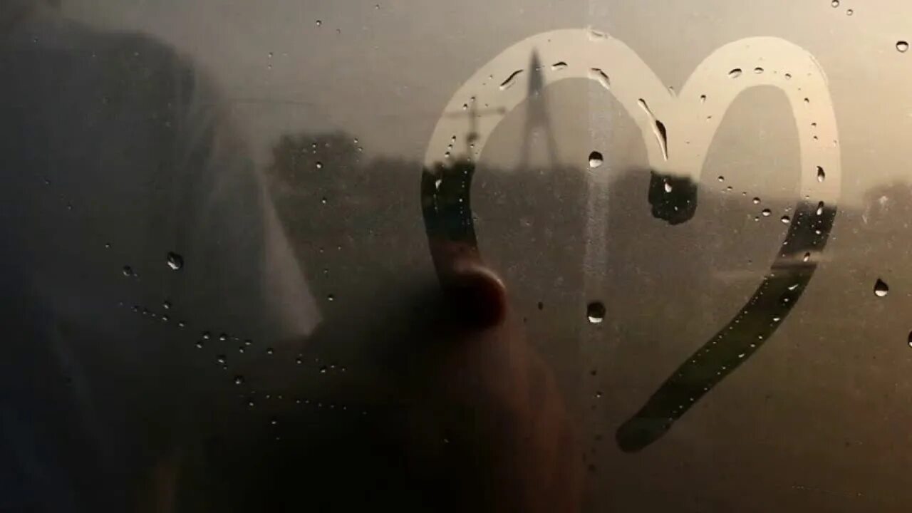 Сердечко на стекле. Три дня дождя сердце. В сердце моём дождь. Сердечко на стекле. Сердце под дождем.