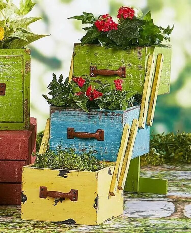 Украсить ящик. Ящички для цветов. Ящики в саду для декора. Ящик для цветов в саду. Деревянные ящики для сада.