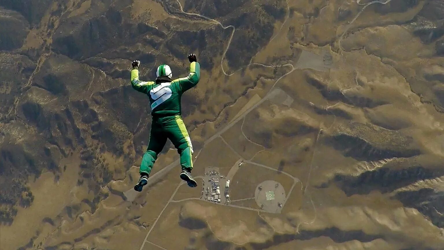 Прыжок с 5 метров. Люк Эйкинс парашютист. Люк Айкинс прыжок. Люк Эйкинс прыжок без парашюта. Люк Эйкинс (прыжок без парашюта с высоты 7,6 км).
