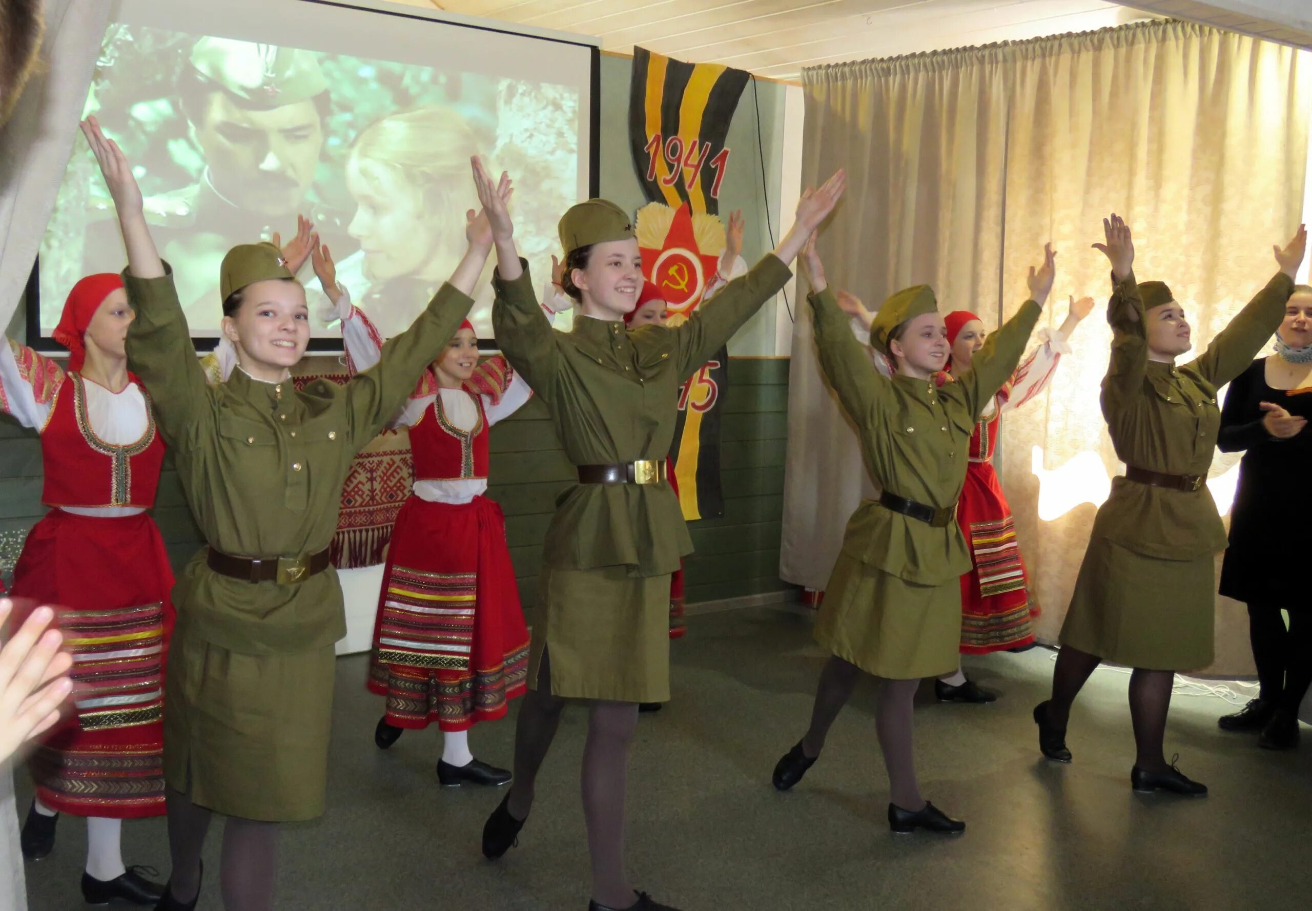 Сценка на 9 мая для начальной школы. День Победы сценки. Сценка про войну. Сценка для детей на 9 мая. Сценка на привале на 9 мая в детском.