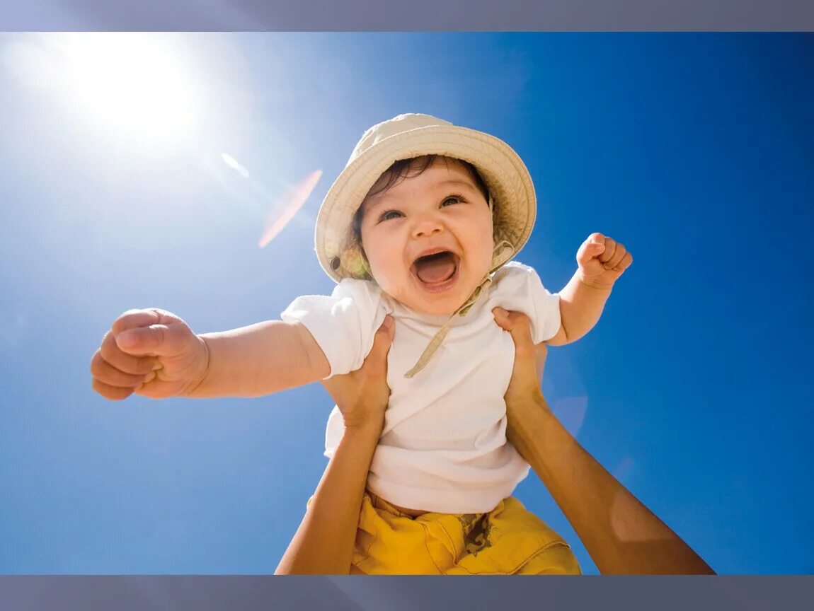 Малыш радуется. Эмоции детей радость. Детям о счастье. Малыш радуется. Дети радуются.