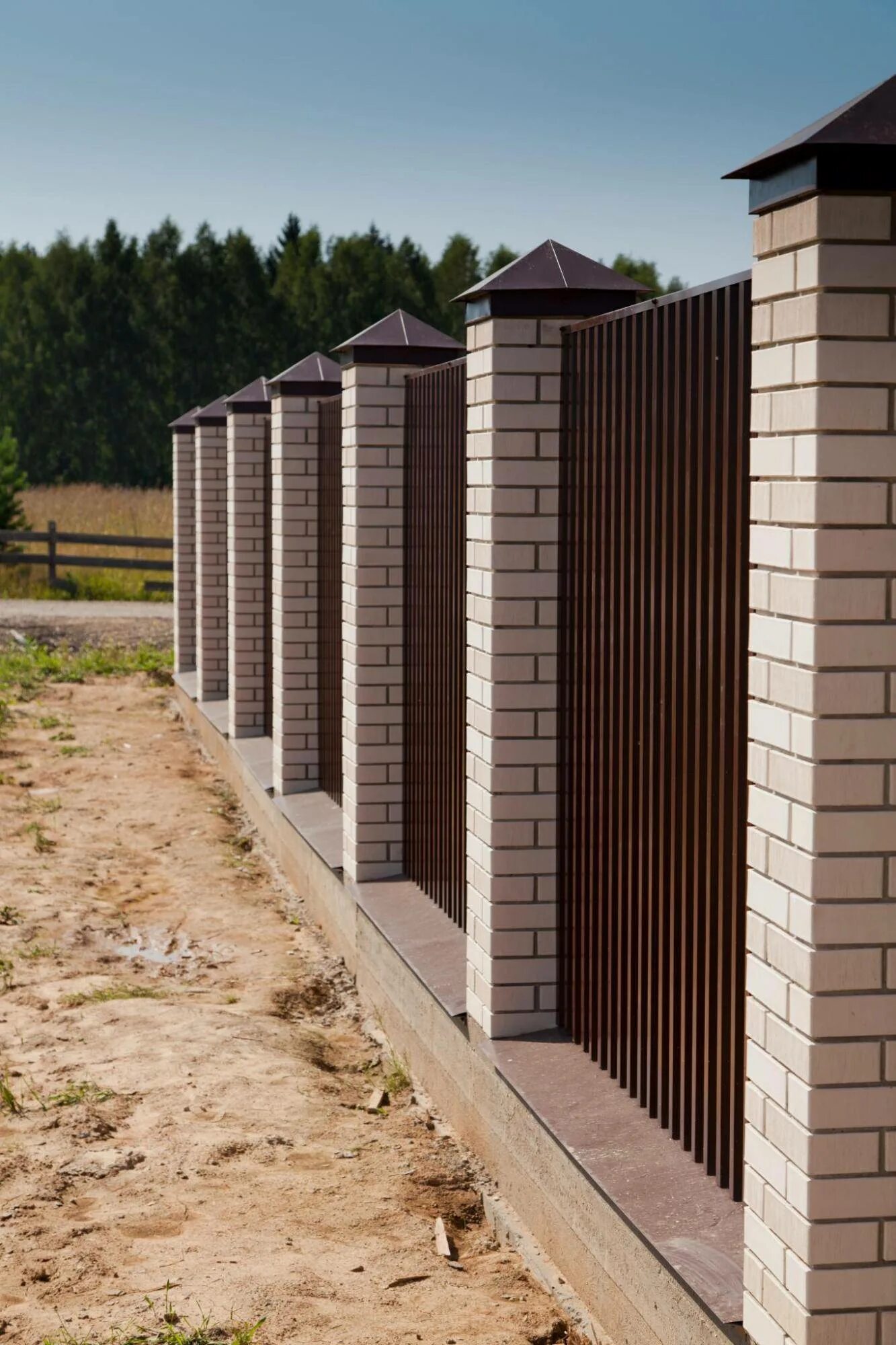 Столб для забора форум. Забор графит 7024 кирпичные столбы. Забор кирпичные столбы RAL 8017 , профлист RAL 7024. RAL 7024 забор. Забор из профнастила 7024 с кирпичными столбами