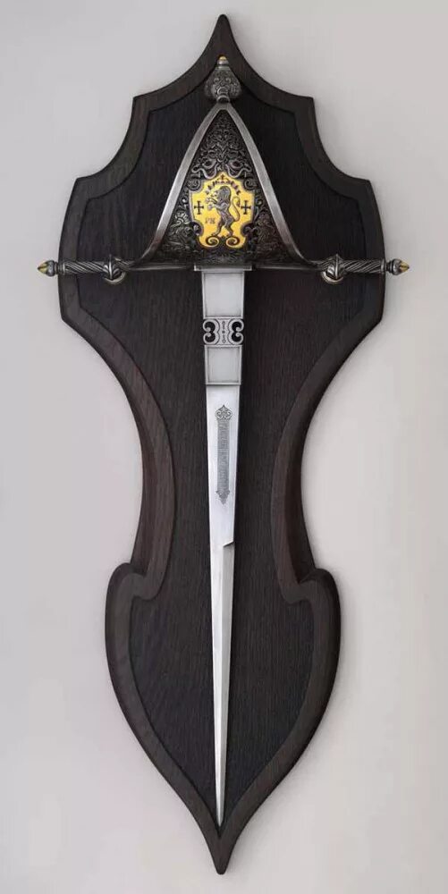 коллекция ножей в рамке. подставка для ножей на стену. холодное оружие на стене. сабли на стене. кинжал на стене.