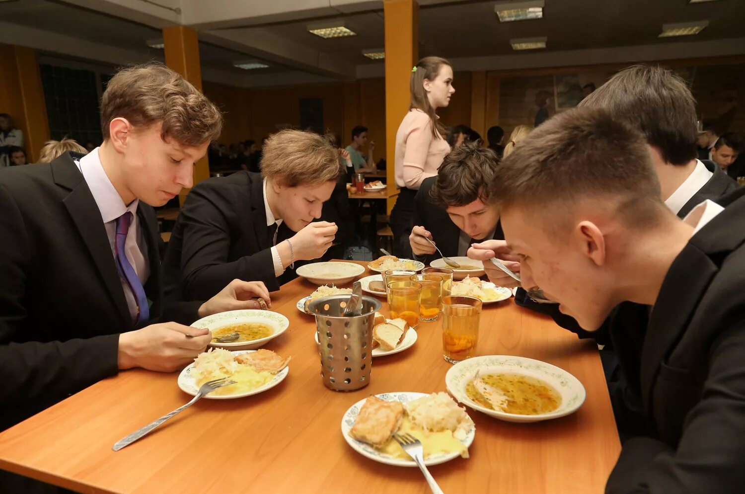 Старшеклассники в школьной столовой. Старшекласснкиив столовой. Ученики в столовой. Школьники в столовой. Организация питания нижний новгород