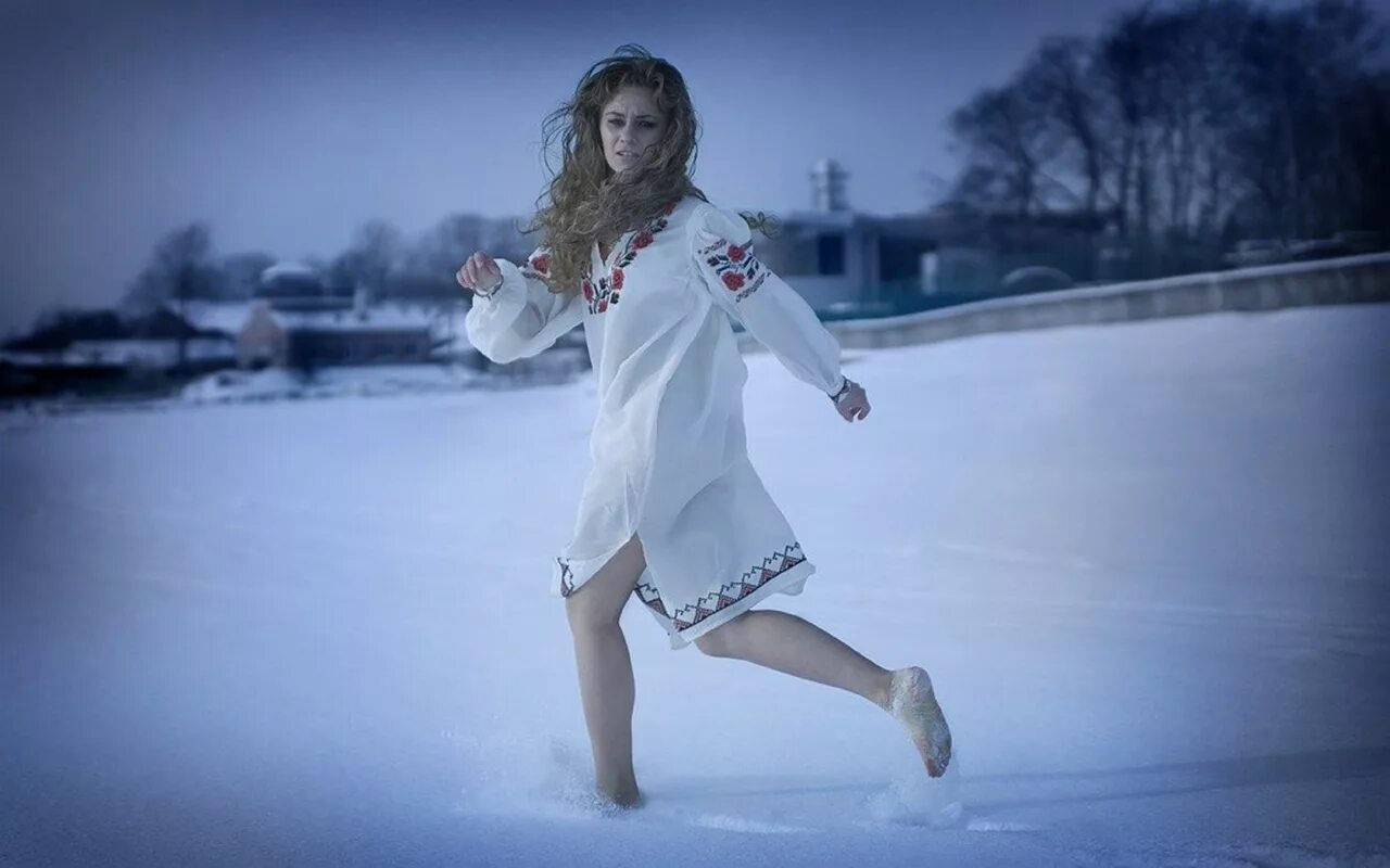 Ведь жизнь бежит что снег. Девушка в снегу. Босоногие красавицы. Девушка бежит по снегу босиком. Девушка босиком на льду.