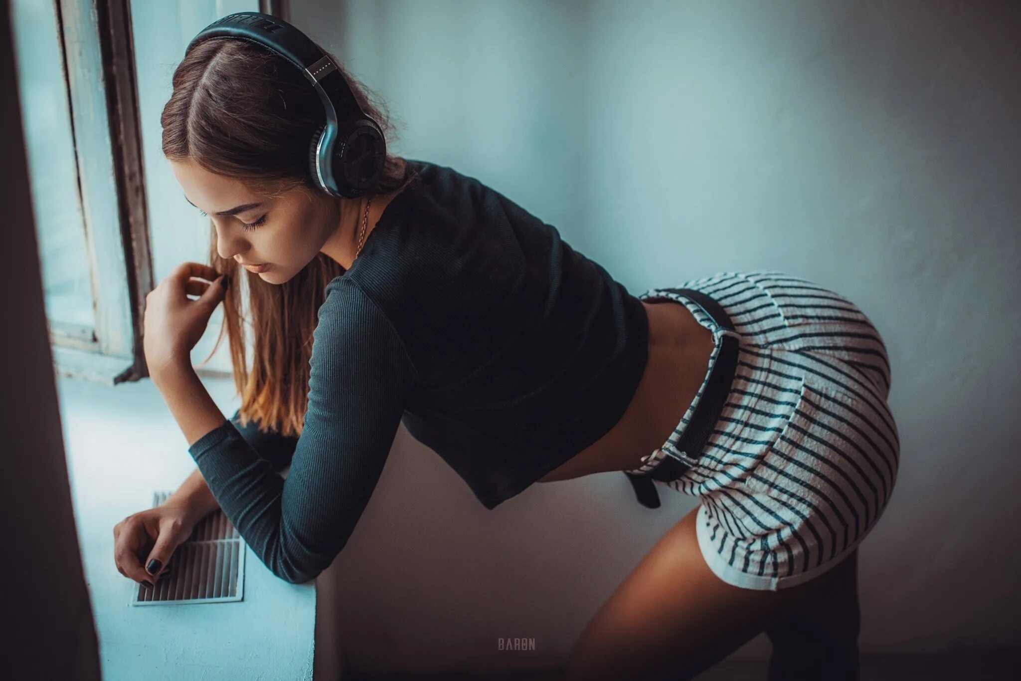 Deep вокал. Красивая девушка в наушниках. дип хаус девушки. deep house девушки. секси девушка в наушниках.
