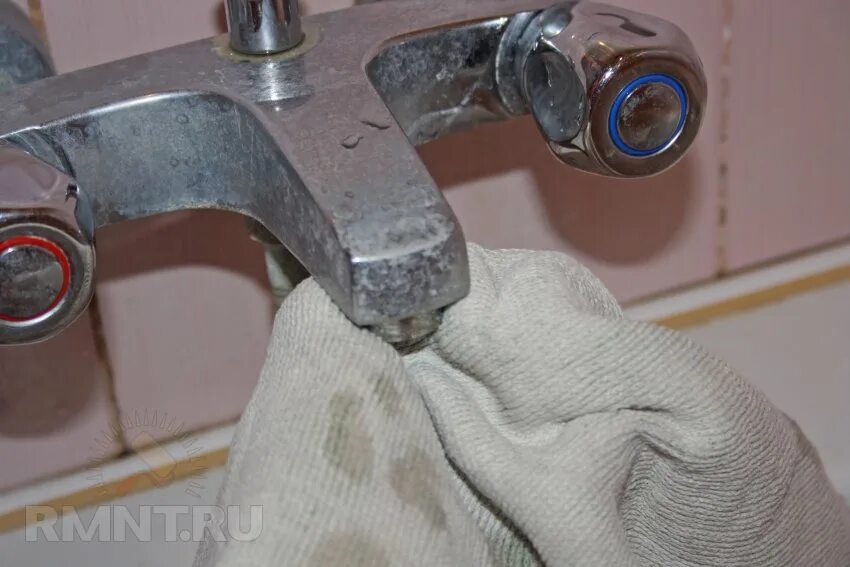 Прикипел смеситель в ванной. Чистка аэратора смеситель Grohe. Сеточка для смесителя. Аэратор для смесителя откручиваем. Сеточка для смесителя в ванную.