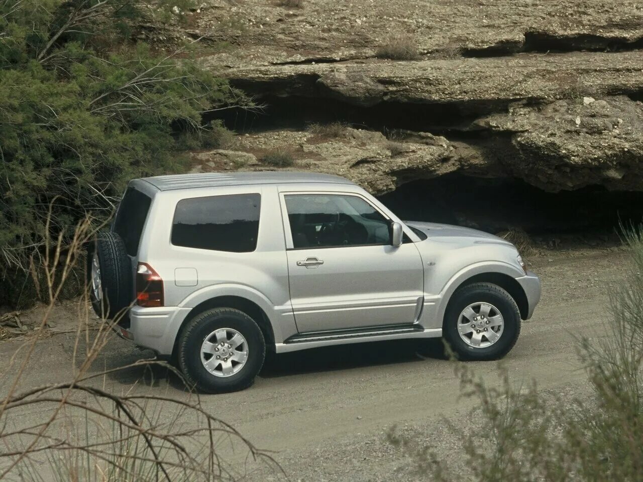 Mitsubishi pajero v6. Mitsubishi Pajero 3 3 Door. Mitsubishi Pajero 3 1999-2006. Mitsubishi Pajero III 3.2, 2003. Mitsubishi Pajero 4 3 Door.