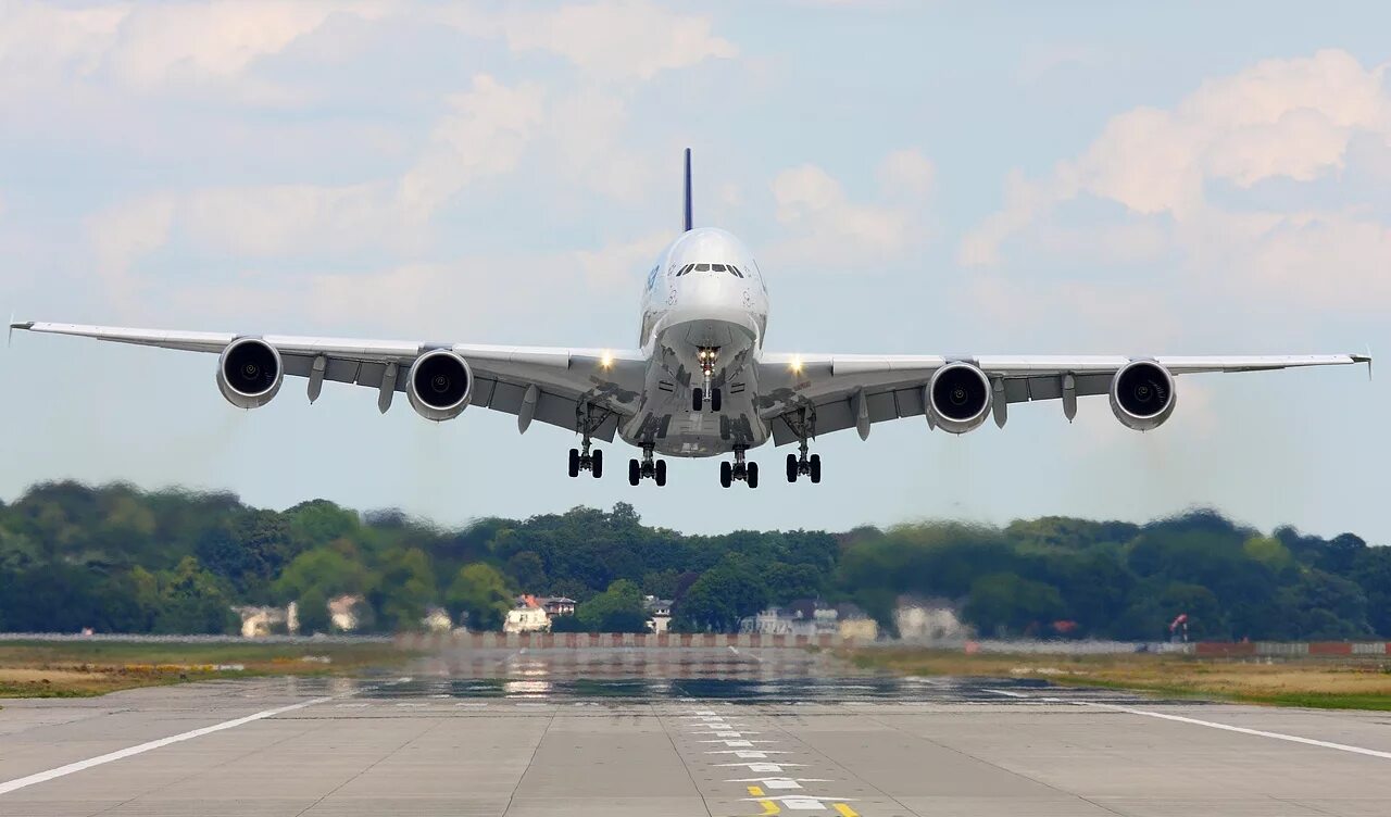 Можно самолеты видео. A380 Airbus грузовой. Airbus a380 посадка. Airbus a380 шасси. Airbus a380-800 Lufthansa.