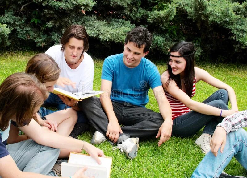 Student park. Люди сидят в парке на траве. Студенты на траве. Студенты сидят на траве. Школьники сидят на траве.