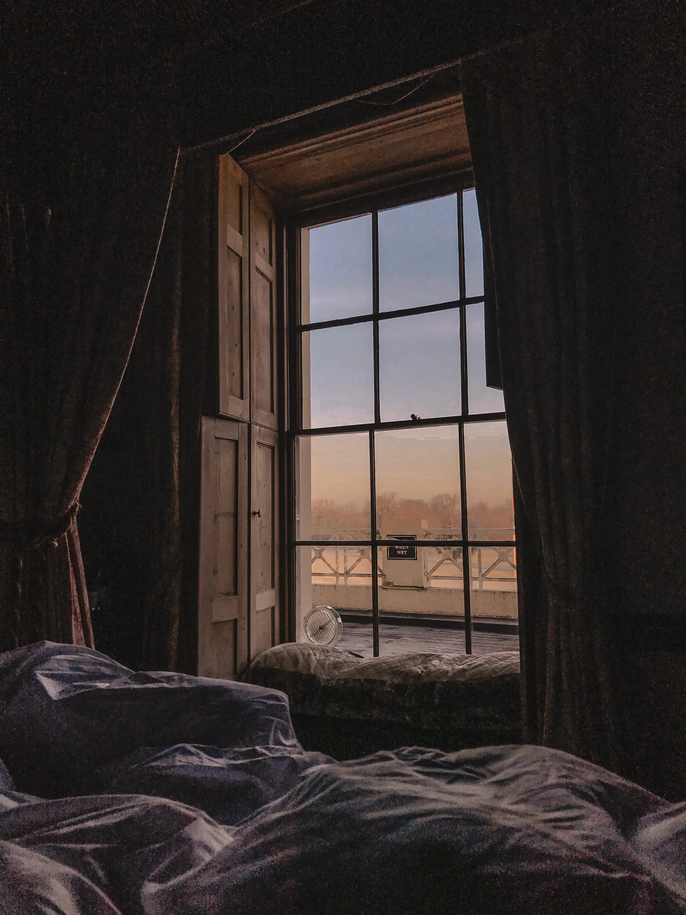 Wake window. Закат в комнате. утро спальня цветы окно. утро в спальне. окно спальни (1987) the bedroom window.