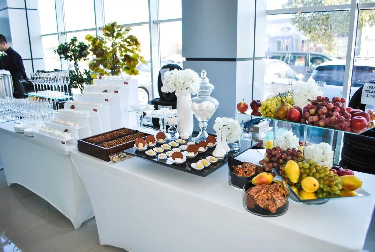 Фуршет севастополь. Кейтеринг севастополь. Catering team. Кейтеринг в ялте. Посуда для банкета фуршета.