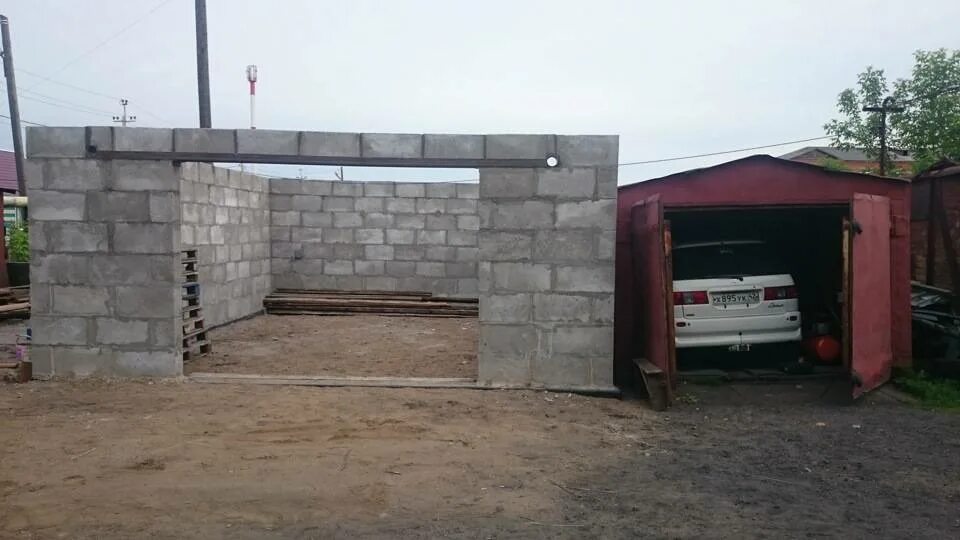 Гараж из пеноблоков. Стройка гаража. Гараж металлический разборный заводской односкатный. Как правильно построить гараж. Дешевый вариант постройки гаража.