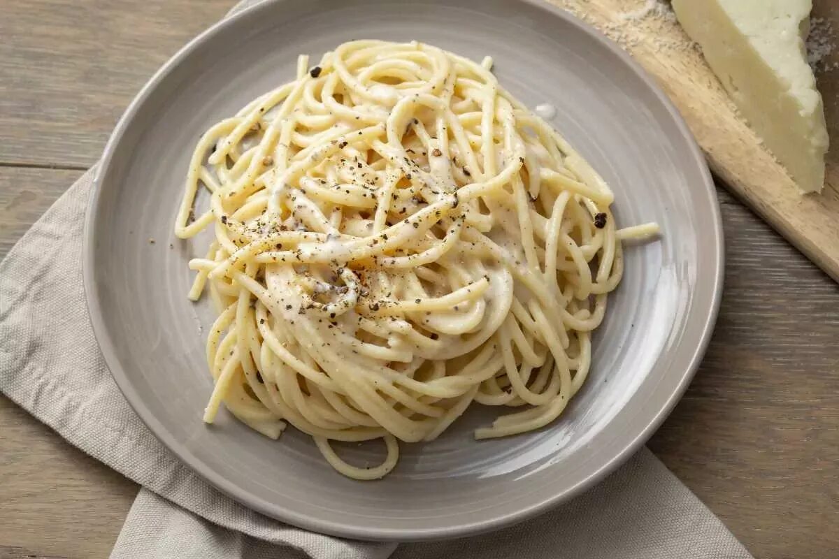 Cacio e pepe. Качио Пепе. Паста Cacio e Pepe. Ригатони Качо е Пепе. Качо спагетти.