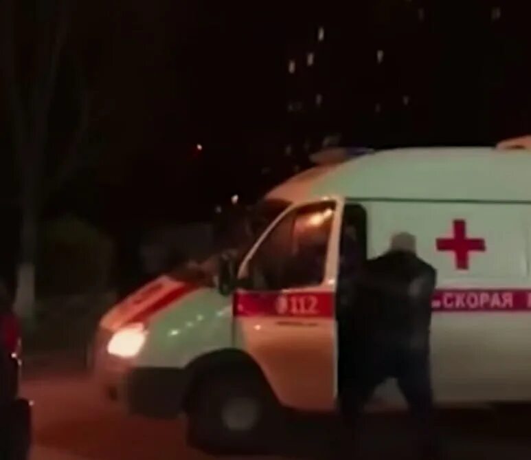 избил водителя скорой помощи. в миллерово избили водителя скорой помощи. избили скорую помощь в пушкино. скорая фельдшер на вызове. скорая психиатрическая бригада избили пациента.