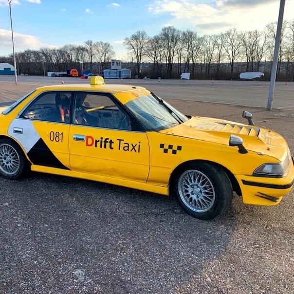 Drift taxi sls. Дрифт такси. Дрифт такси Владивосток Скайлайн. Дрифт такси Владивосток. Дрифт такси с Ириной.