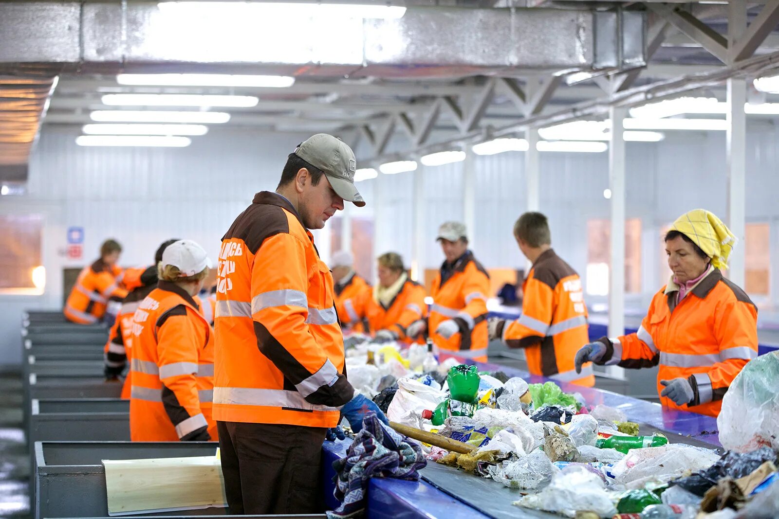 Новокузнецкий комплекс. Сортировщик овощей. Сортировка мусора на конвейере. Вторичная переработка отходов. Сортировщик мусора.